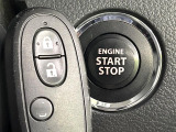 【キーレススタートシステム】カバンやポケットに入れたままでもドアの施錠・解錠が可能なスマートキーを装備。エンジンのオン・オフ時もカギを取り出す必要が無いからとっても便利です♪