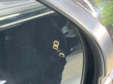 【ブラインドスポットインフォメーション】走行中、ドアミラーの死角になりやすい箇所に後続車が接近するとサイドミラー付近に警告を表示、ドライバーに注意喚起をしてくれます。