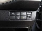 パワーテールゲートの開閉、横滑りを防ぐVSA等のスイッチ類は運転席の右側、手の届きやすい位置にあります。障害物との距離が近づくと警告音でお知らせするパーキングセンサーを搭載!