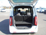 リアシートを倒さなくても大きくて使いやすい荷室です。