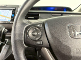 【ステアリングリモコン】ステアリングにオーディオ調節可能なスイッチが装備されていますので運転中でも視線をそらさずにオーディオの調節が可能です!