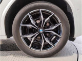 BMWの純正アロイホイールは軽量かつ強度にも優れているホイールで走行性能を引き上げる設計になっております。足元にもBMWは妥協がなくこだわっている個所になります。