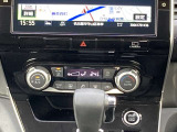 デュアルオートエアコンです。温度設定だけであとは自動で風量・温度を調節します。ドライブを快適なものにします。