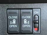 両側電動スライドドア装備!運転席よりボタン一つで開閉可能でございます。