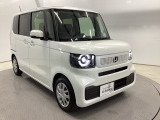 狭い駐車場でも、スライドドアならチャイルドシートへのお子さまの乗降や荷物の積載もスムーズ。とても便利な【助手席側。電動スライドドア】ドアハンドを少し引くだけでリアドアが自動開閉します。