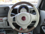 ステアリングは使用感少なくきれいな状態です
