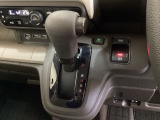 CVT車のセレクトレバーです。低速から高速まで、変速ショックのないスムーズな走りと、エンジン効率のよい領域を維持して燃費にも貢献します。サイドブレーキはスイッチ操作の電子制御パーキングブレーキです。