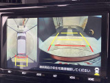 バックカメラの他に上から見下ろしたような画像が見れるアラウンド(全方位)モニター。前後左右を把握できる、すごい機能が装備されています!