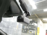 ドライブレコーダーは、車の運転中に前方の映像を記録する装置です。万が一の事故の際に、状況を記録して証拠として利用することができます。