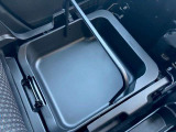 助手席側の座席下には車検証などの小物を入れて頂けるスペースを設置。さらに取っ手が付いているので、そのまま取り出して使う事も可能です。