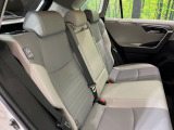 後部座席も気になるようなキズ・汚れやへたり等、大きなダメージはなく、良好な状態です。