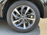 19インチ純正アルミホイール装備 全車両に標準装備の純正アルミホイールは、純正ならではのバランスの良いデザインと、走行安定性をお楽しみ頂けます。