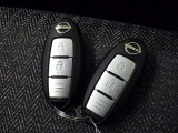 スマートキーをポケットやバッグに携帯していれば、キーを取り出すことなくドアハンドルを握り解錠、ドアハンドルのセンサーに触れるだけで施錠できます。