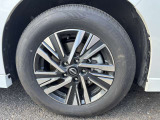 ボディーのデザインにマッチした純正アルミホイール付き。