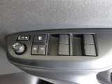 パワーウィンドウスイッチで運転席から全席の窓の開閉ができます。