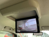 【フリップダウンモニター】天井にフリップダウンモニターが装備されております♪お子様など、後席用モニターとしてロングドライブでも退屈せず楽しくお過ごしいただけます!