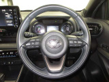 ステアリングは手触りの良い、本革巻き3本スポークステアリングです。(ステアリングスイッチ付)