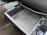 助手席下にも収納スペースがございます。