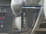 インパネ中央部にシフトレバーが設置されているので、足元が広々していて快適です★