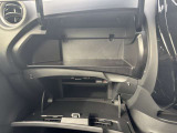 必要なものをサッと取り出せる便利なグローブボックス。車検証類や小物などしっかり収納できていつでも車内がスッキリ★