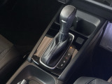 シンプルでとても使いやすいフロアシフトに、パーキングブレーキはハンドタイプのサイドブレーキです。