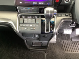 足元スッキリ、インパネシフトです。パーキングブレーキはフットブレーキタイプなので、運転席と助手席の間がスッキリしています。