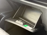 車検証などが収納できるグローブボックスも完備!