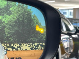 【ブラインドスポットモニター】走行中、ドアミラーの死角になりやすい箇所に後続車が接近するとサイドミラーのレンズに警告を表示!ドライバーに注意喚起をしてくれます。