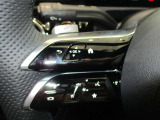 ハンドルスイッチ(左)は、運転中に手を離さずナビ画面を安全に操作できます。