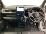 車内は光触媒抗菌消臭施工済です。スタイリッシュなデザインでスポーティなインパネ周りを演出します。グローブボックスやカップホルダーのほかにトレーなどたくさんの収納スペースが付いています。