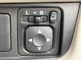 【電動格納ミラー】サイドミラーは電動格納式となっており、狭い駐車場でもキズがつくリスクを抑えられます。