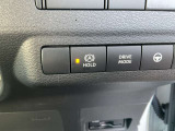 オートブレーキホールド搭載しております。ブレーキペダルを踏んで停車すると、ブレーキペダルから足を離してもクルマがブレーキ力を維持。足の疲れを緩和します。