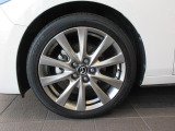18インチ純正アルミホイールを装備。タイヤサイズは215/45R18となります。