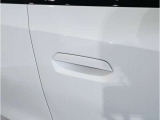 【デザインとの融合】BMWデザイナーが創り出したボディデザインを損なう事のない様に配置とデザインに拘っています。ドアノブについてもBMWの拘りに妥協はありません。