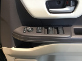 電動格納式リモコンドアミラーと、パワーウィンドウスイッチ等は運転席ドアにあります。