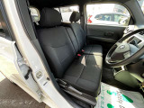 フロントシートです。ベンチシートになります。運転席には座面の上下調節が可能なハイトアジャスターが装備されております。大きな痛み等が無く綺麗な状態です。