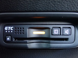 ■【ETC車載器】が装備されています。セットアップをしてお渡しとなり、ETCカードを差し込むだけで高速道路の利用が可能です。