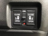 左右両側パワースライドドアが付いています。ワンタッチで簡単にお子様でも、お年寄りの方でも、開閉できますからとても便利です。キーレスや車内スイッチでも自動でドアの開閉ができます。