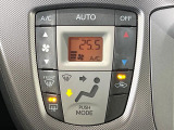 【オートエアコン】一度お好みの温度に設定すれば、車内の温度を検知し風量や温度を自動で調整。暑い&hellip;寒い&hellip;と何度もスイッチ操作をする必要はありません。快適な車内空間には必須の機能ですね♪
