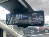後部座席に人が乗っていたり、夜間やトンネル内などの暗い場所では、普通のルームミラーではほとんど見えないことが多いですが、デジタルミラーだとリアカメラの映像を映してくれるので、クリアな映像が見れます!