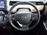 ハンドル左側にはオーディオ操作が出来るオーディオリモートコントロールスイッチ、右側にはHonda SENSINGとオートクルーズコントロールのスイッチを装備!