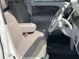 ◆前面ドア運転席◆ドアの開口が広く乗降ラクラク。シートの幅も広く運転していてもストレスを感じません。足元も広く快適なドライブを演出してくれます。