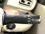 【オートライト】周りの明るさに応じて自動でヘッドライトの点灯・消灯ができる機能です!ライトの付け忘れ・消し忘れなどが無くなり、雨の日や夕方の走行も安心!トンネル通過時も便利ですね♪