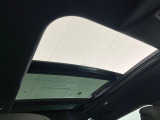 ◆スライディングガラスルーフ『シェードが後部座席までしっかり開閉します。この装備があるだけで室内の解放感が上がり素敵なドライブを存分にお楽しみいただけます。』
