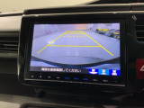 リバースギアに入れるだけで後方の表示へ切り替わります。夜間や雨の日の駐車も楽になりますよ。