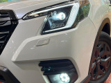 【LEDヘッドライト】悪天候や夜間走行時も良好な視界を確保し安心して運転できる高輝度LEDヘッドライトを装備!点灯速度が早く、消費電力も抑えられています。