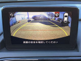 カラーで後方映像をモニターに映し出してくれるので、ショッピングモールのような狭い駐車場であったとしても障害物を見つけ、楽々駐車することができますね。