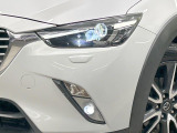 【LEDヘッドライト】悪天候や夜間走行時も良好な視界を確保し安心して運転できる高輝度LEDヘッドライトを装備!点灯速度が早く、消費電力も抑えられています。