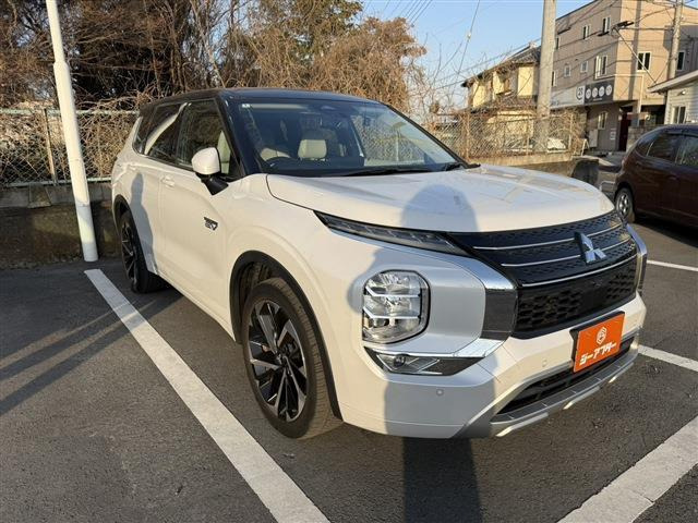 アウトランダー PHEV 2.4 P 4WD 禁煙車 専用白革シート