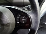 ハンドル右側にはクルーズコントロールのスイッチが装備され運転中の操作も安心して行えます!